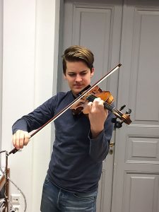 Viulisti Valtteri Tolppi on mukana viuluineen tapahtumassa Sibeliuksen Hämeenlinna - Sanoin ja sävelin.