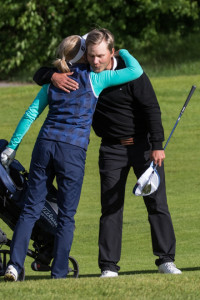 Hattula PGA Shoot Outin vuoden 2015 voittaja Joonas Granberg sai onnittelut Ursula Wikströmiltä, jonka Granberg kukisti viimeisellä reiällä.