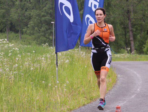 Anu Knuutila vauhdissa Vanajanlinnan triathlonissa.