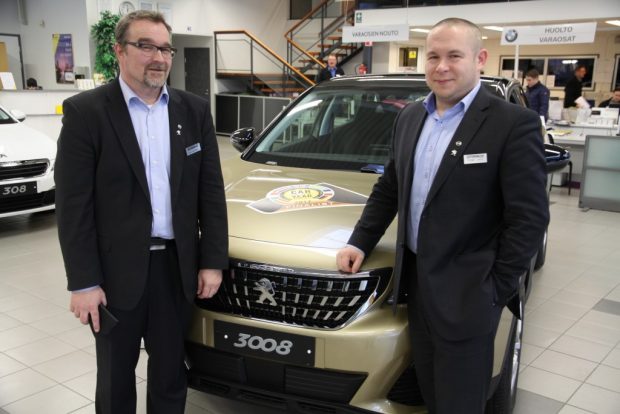 Esa Ketola (vas.) ja Teemu Lahti esittelevät viikonloppuna muun muassa uutta Peugeot 3008 -mallia. 