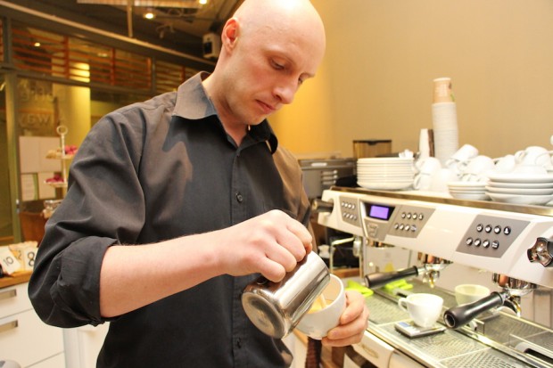 Sami Malmsten sanoo, että kahvilanpitäjän tavoitteena on hyvä olla molemminpuolinen tyytyväisyys.