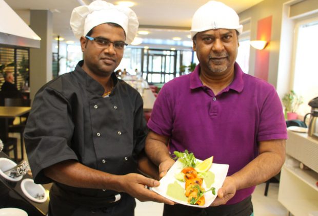 Ravintola OMin keittiössä kokkaa Rozarion lisäksi Mahendra Nath (vas.) joka aloitti työt maanantaina.