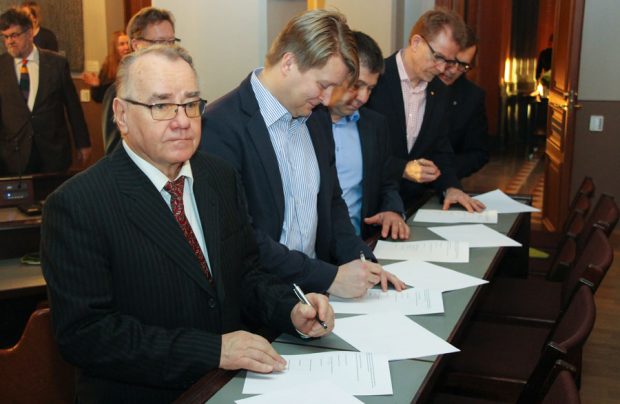 Aiesopimuspaperit allekirjoitettiin Hämeenlinnan Raatihuoneella Seppo Vekan johdolla.