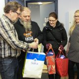 LAHJOITUS: Samaria Hämeenlinna jakaa superilaisten kutomat sukat tarvitseville