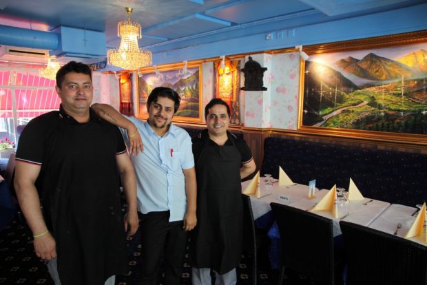 Keittiö ja aitoius ratkaisee, tuumi Siddharthan yrittäjä ja haki kokkinsa Prambir Thapalian (vas.) ja Bhan Rishi Ramin Nepalista. 