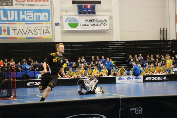 Timo Johansson on onnistunut rangaistuslaukauksessa ja samalla on syntynyt ottelun voittomaali.