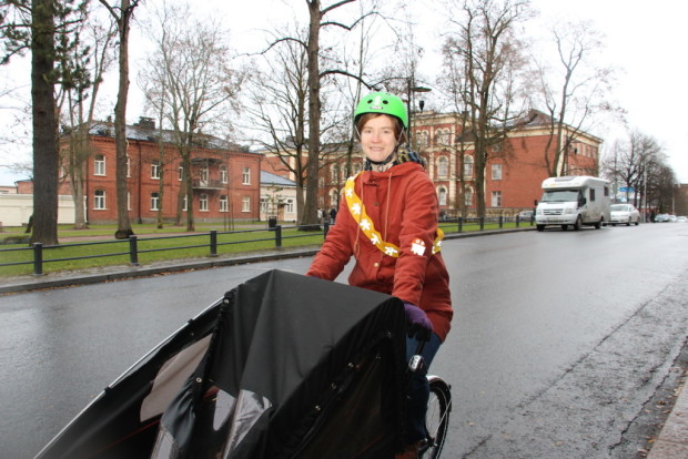 Maria Pilvimaa on itsekin talvipyöräilijä eli taittaa muun muassa työmatkansa pyörällä. Tänään hän evästää myös muita talvipyöräilyn saloihin.