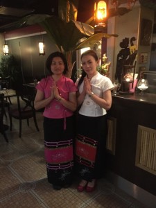 Goyjai Pervitin ja tarjoilija Mai Kulprom Sabai Sabaista thaimaalaisissa juhlapuvuissa.