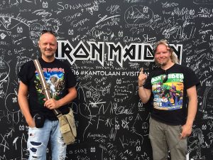 Petri Hälvä (vas.) oli menossa Iron Maidenin keikalle 20. kertaa.