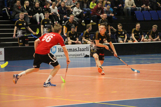 Nico Jonaeson valmistautuu laukaisemaan ja päävalmentaja Jani Järvinen seuraa taustalla. Järvinen johdatti joukkueensa Divarin välieriin Blue Foxia vastaan.