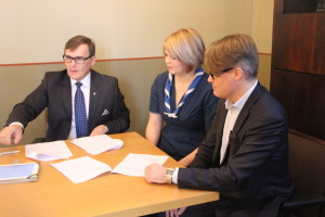 Kaupunginjohtaja Timo Kenakkala (vas.) allekirjoitti sopimuksen kaupungin ja Anna Munsterhjelm sekä Panu Räsänen Suomen partiolaisten puolesta.