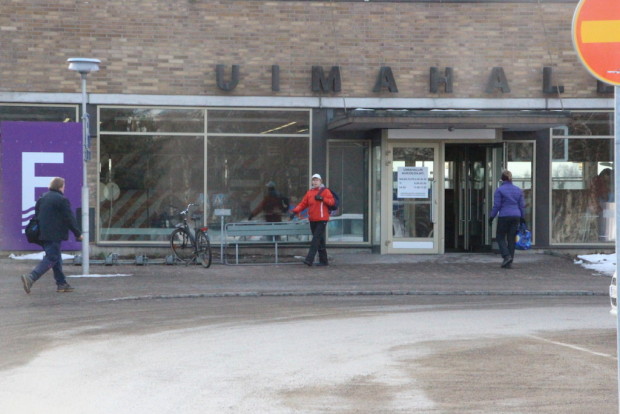 Hämeenlinnan kantakaupungin uimahalliin kuljetaan tämän näköisen julkisuvn kautta enää kolmisen kuukautta.