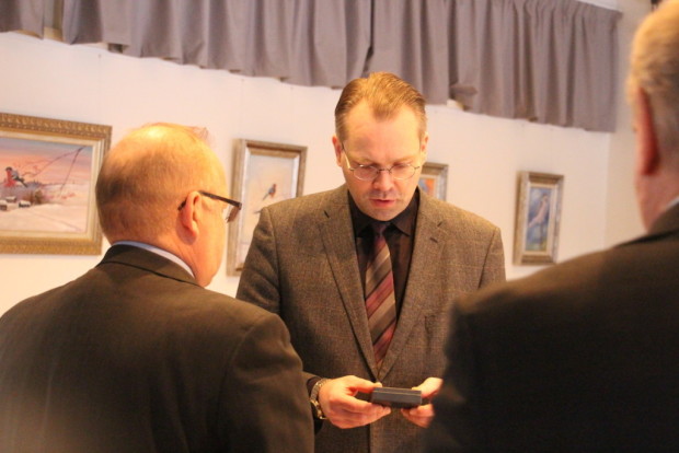 Puolustusministeri Jussi Niinistö sai muistoksi käynnistään Museo Militarian solmioneulan.