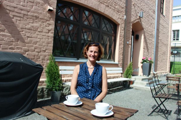 Hannele Yrjö-Koskinen pääsi nauttimaan haastattelukahvit auringon paisteessa ja myös omaksi elämäntyökseen muodostuneen Wetterhoffin talon kupeessa Cafe Hoffissa.