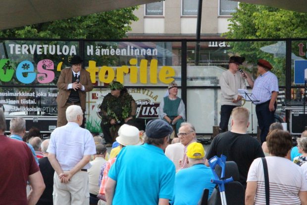 Eri kylien sanavalmiiden edustajien Turpakäräjät toi väriä kansanjuhlaan. Juontaja Kari Karhun esittelytentissä Tuuloksen Vesa Kaloinen.