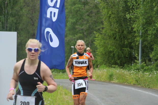 Jenni Mattila taittoi Finntriathlon Vanajanlinnan juoksuosuuden myös naisten yleisen sarjan voittajaa nopeammin.