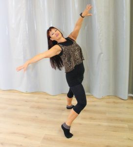 Merja Uotila aloittaa ensi viikolla Dance80Fit-ryhmät sekä Hattulan Kuntokeskus Moovella että Aulangontiellä Vanhan Pukutehtaan kiinteistöllä Piukkojen Paikkojen yläkerrassa.