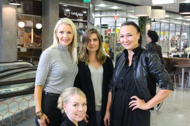 Mari Huhtamäki, Tiina Lamberg, Noora Vennamo ja Riikka Ikäheimo (edessä) muodostivat mallicastingin valintaraadin.