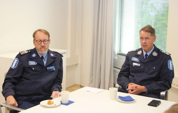Apulaispoliisipäällikkö Tero Seppänen Hämeen poliisilaitokselta ja poliisiylijohtaja Seppo Kolehmainen ovat viime aikoina saaneet työskennellä vastaanottokeskuksiin liittyvien ongelmien parissa.