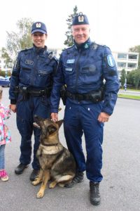 Helena Wallius ja Pekka Kokkonen sekä Apila-koira toivat tervehdyksen Suomen ainoasta poliisikoiralaitoksesta.