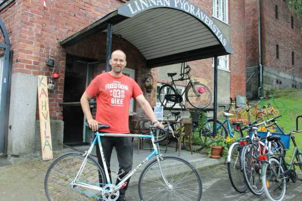 Linnan Pyöräverstaan yrittäjä Petri Takala tekee juuri sitä mistä ennen haaveili: pitää yhteisöllisyyttä korostavaa pyöräkauppaa vanhassa punatiilisessä rakennuksessa.