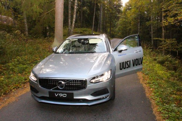 Volvo V90:n ulkonäköön tuovat persoonallisuutta etuvalot, joiden muotoilua kutsutaan Thorin vasaraksi.