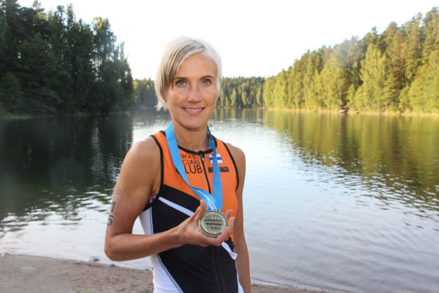 Jenni Mattila läpäisi ensimmäisen triathlonin täysmatkansa onnistuneesti. Monta juttua jäi mieleen, mitkä voi seuraavaksi tehdä paremmin, hän sanoo.