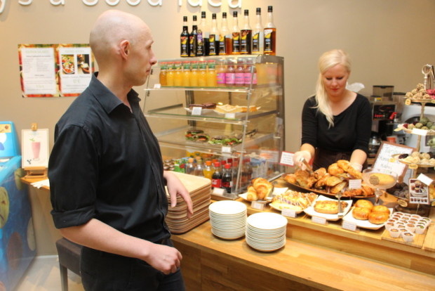 Kahvilayrittäjä Sami Malmsten ja kahvilatyöntekijä Milja Sirén sommittelivat maanantaina Cafe Kaunon tarjottavia. Torstaista alkaen Sami siirtyy täysipäiväisesti Cafe Hoffiin.