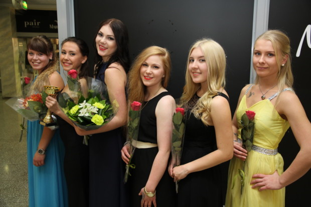 Tytöt esittäytyivät myös iltapukukierroksella. Oona Laakso (vas..), Tella Töyräs, Roosa Saarinen, Krista Laaksonen, Riia Koskinen ja Janika Mutta. 