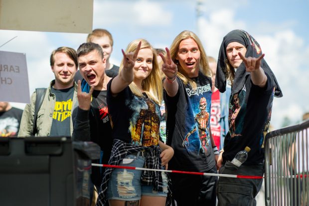 Iron Maidenin keikalle pääsyä odotettiin aurinkoisissa tunnelmissa myös Kantolassa. Kuva: Live Nation Finland / Lasse Arkela