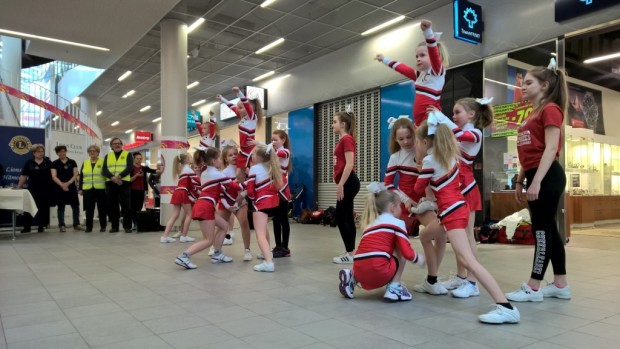 Hämeenlinna Huskies Cheerleadersin tytöt esittivät oman ohjelmanumeronsa.
