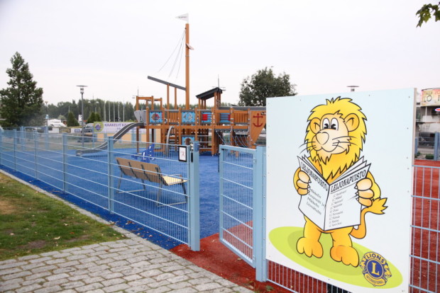 Leijonapuiston rahoittajina on Mikkelissä vapaaehtoistyötä tekevät Lions-klubit. Hämeenlinnassa etsitään myös leikkipuistolle pääyhteistyökumppaneita. 