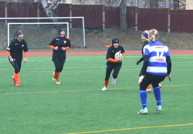 Mustapaitainen Linnan Rugby Clubin naisten joukkue pelasi viime viikonloppuna ensimmäiset viralliset ottelunsa Tampereella. 