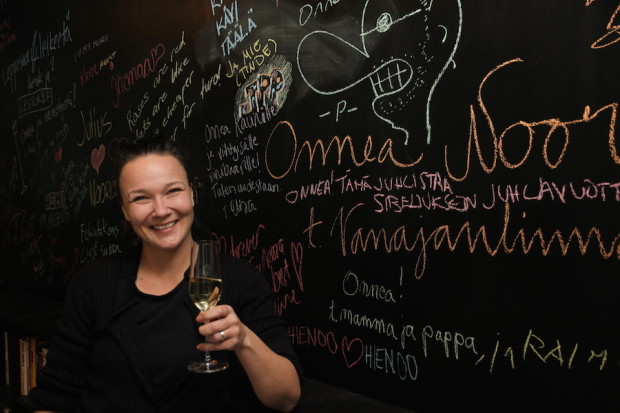 Noora Vennamo avasi viinibaarinsa runsas vuosi sitten. Yleisö arvosti yritteliäisyyttä ja toimivaa konseptia äänestämällä sen Hämeenlinnan Vuoden 2015 ravintolateoksi. 