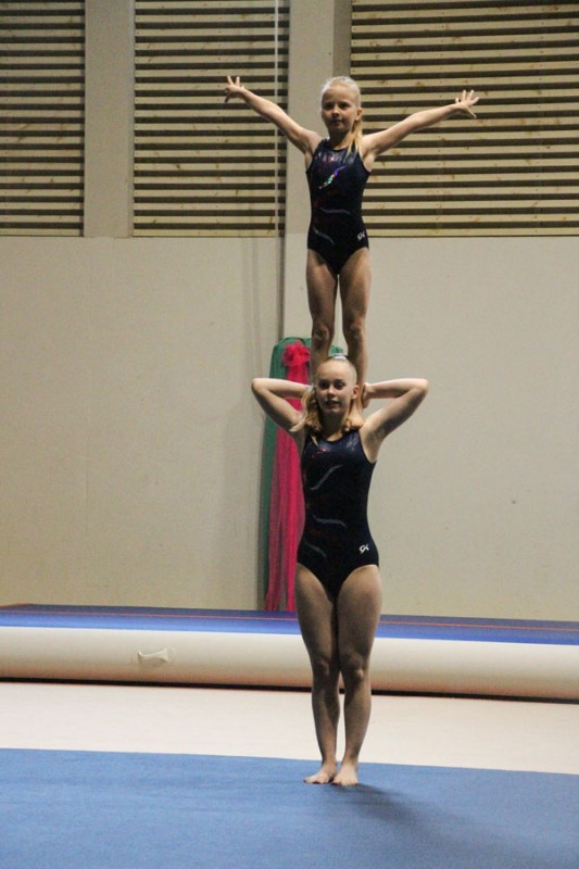 Iris Ingalsuo ja Iiris Ruokonen esittivät akrobatiavoimistelun kilpailuohjelman duona.