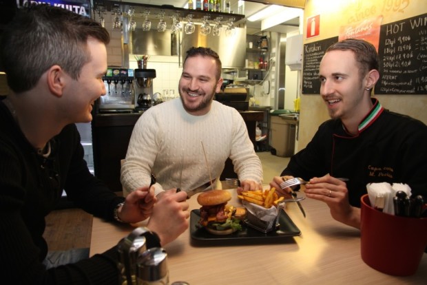 Matias Pyykkö (vas.), Can Mese ja Marco Peciola toivat näytille ravintolan ykköstuotteen, burgerin. 