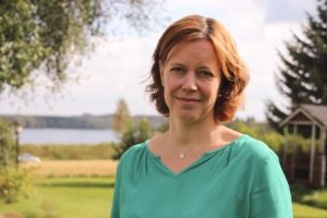 Toimitusjohtaja Elina Ussa Panimo- ja virvoitusjuomateollisuusliitosta odottaa uuden alkoholilain tuovan alalle lisää kilpailua.