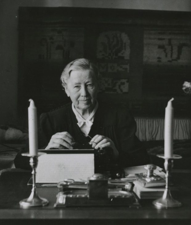 Miina Sillanpää kirjoituspöytänsä ääressä vuonna 1942. (KUVA: Työväen arkisto) 