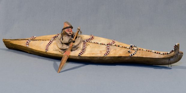 Hjalmar Furuhjelmin kokoelmassa on nykyisellään 33 erilaista merelliseen pyyntiin kuuluvaa esinettä. Kuvassa yksi harvoista tunnetuista Dena?ina intiaanien valmistamista kajakin pienoismalleista. Kuva: Hämeenlinnan kaupunginmuseo