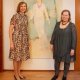 Taiteenkerääjä Leena Niemistö tilasi muotokuvan Outi Pienimäeltä 60-vuotisjuhlansa kunniaksi