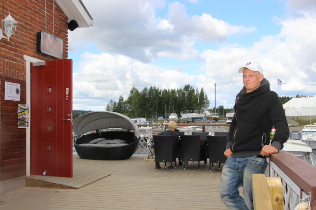 Satamaravintola Pumppuhuoneen isäntä Markku Naulanen katsoo osin jo ensi vuoteen. Hän uskoo kävijämäärien kasvavan, kunhan tieto paikan palveluista saadaan kunnolla veneilijöiden tietoon.
