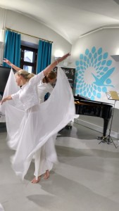 Feeniks-Showdancersien Magda Timonen ja Malena Lahtimies ovat mukana Sibelius-fantasiassa.