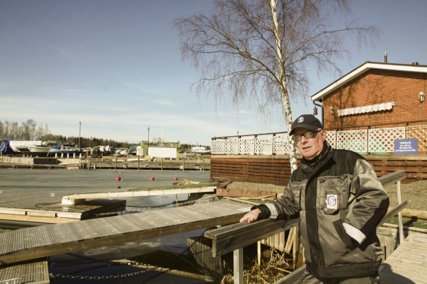Satamayrittäjä Pekka Tammela on valmis kesään. On vierasvenelaiturit, satamaravintola, tilaussauna ja kohta myös minigolf ja uusi sisävesialus terassiristeilyjä varten.