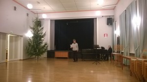 Jussi Ruuttunen ja Markku Helko valmistautumassa Viisi laulua jouluun -konserttiin Turvantalossa. Kuva: Susanna Mattila